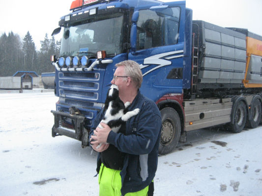 Viktor med husse Jan. Puss på dig husse, när ska vi åka i din stora lastbil?