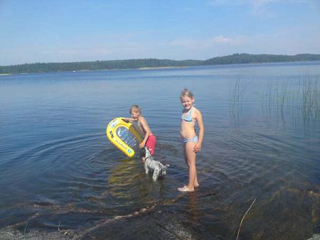 Sommar 2009 Enzo älskar att åka båt och att bada med Cornelia och Hugo vid vår sommarstuga!