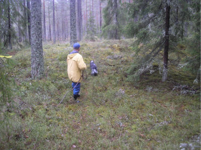 Oscar prövar på att spåra och husse håller tryggt i linan.